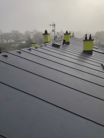 sedlová střecha z PVC folie,vč.oken velux,sněhových zábran,odvětrání střešního pláště.