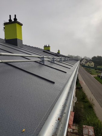 Dodávka a montáž střechy z PVC folie vč.oken velux,sněhových zábran ,žlabů,falců,opracování komínů a odvětrání střechy.
